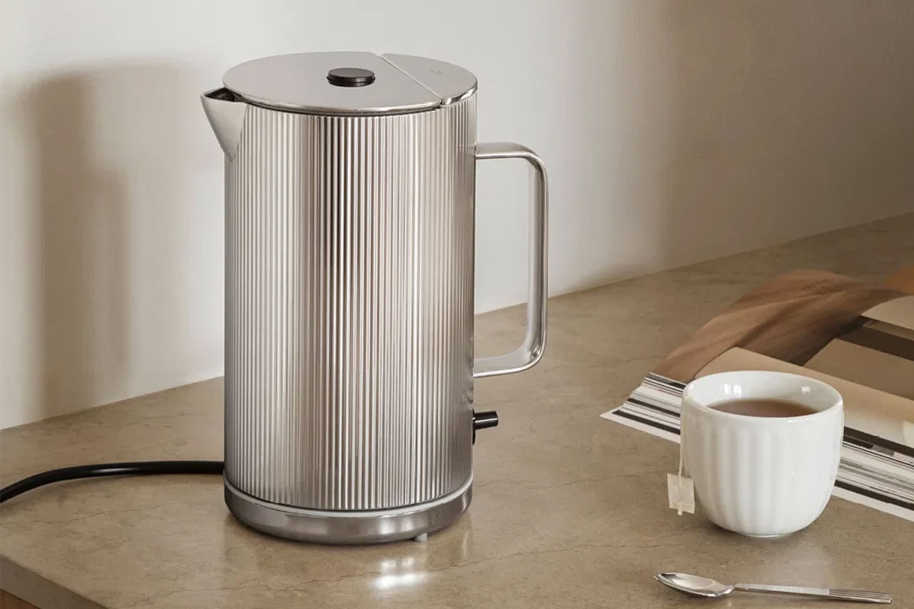 Bouilloire 'Bernadotte'<br />Marque: 'Georg Jensen'. 2 coloris