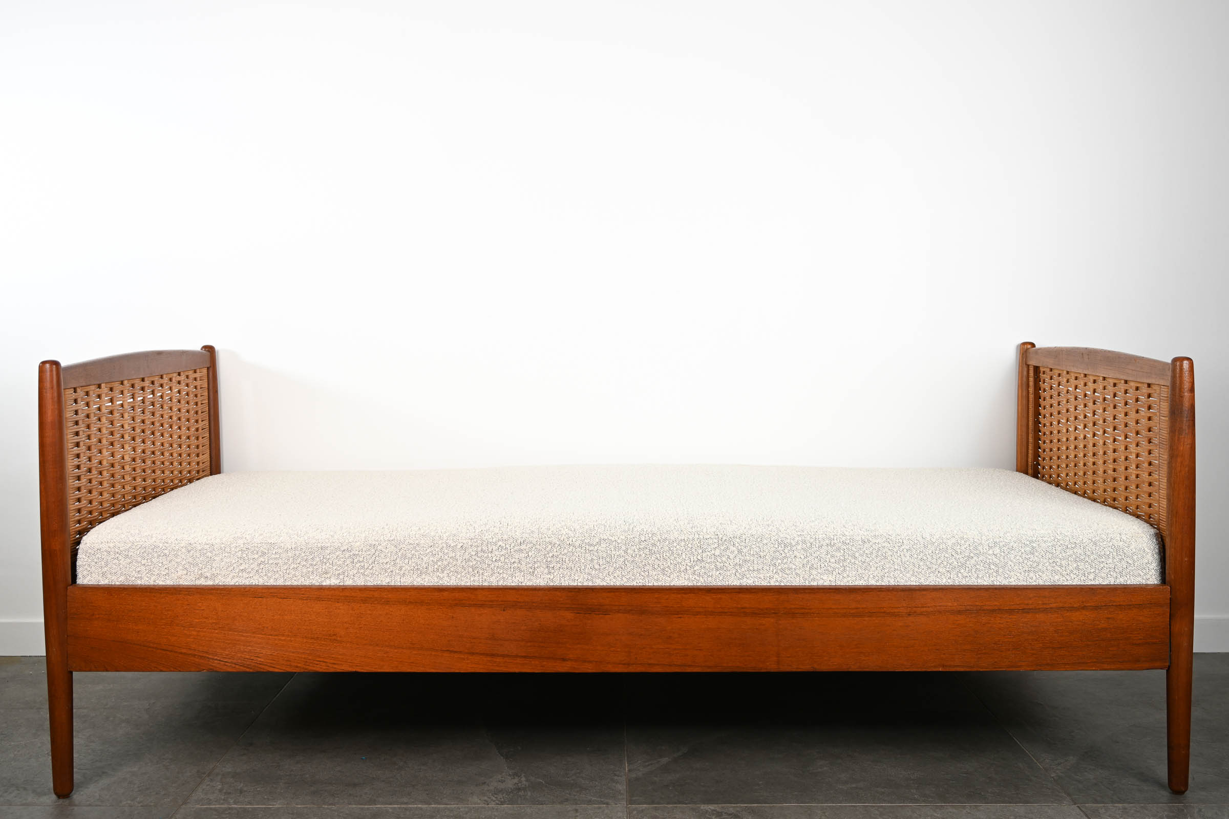 2 Lits en Teck / Daybed re-tapissé – Image 2